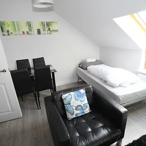 Holden Court - 6 West Drayton (Middlesex)