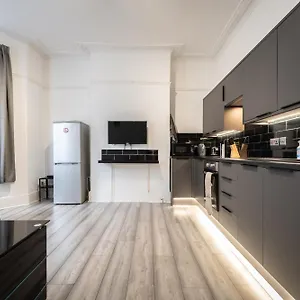 Newly Renovated 2 Bed Ground Floor Flat Apartment